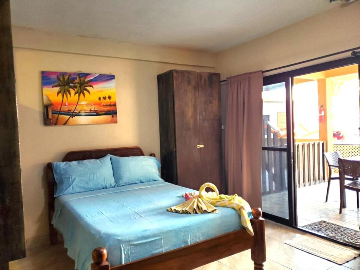 Beach Club Condos At Popeyes Caye Caulker Extérieur photo