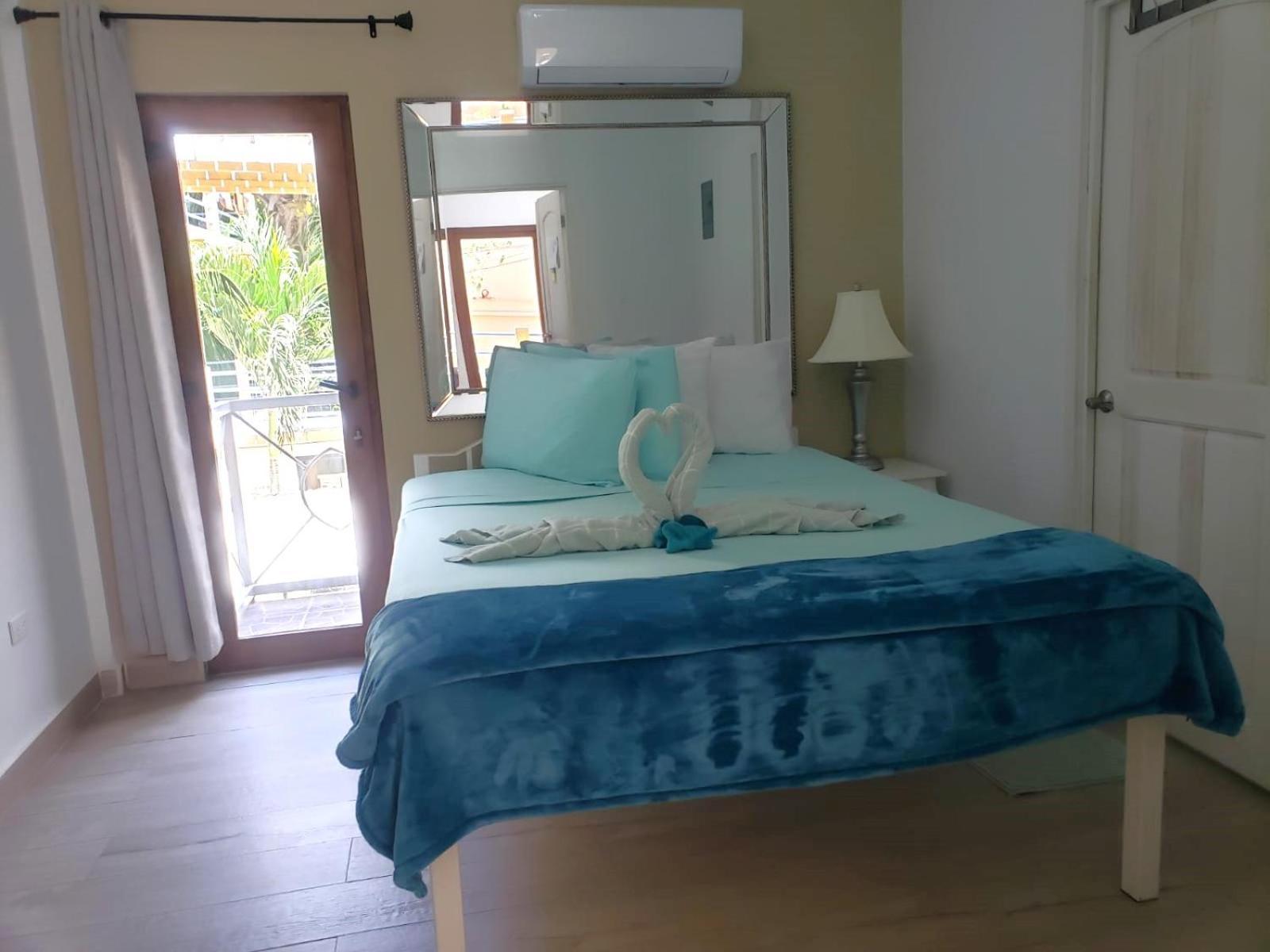 Beach Club Condos At Popeyes Caye Caulker Extérieur photo