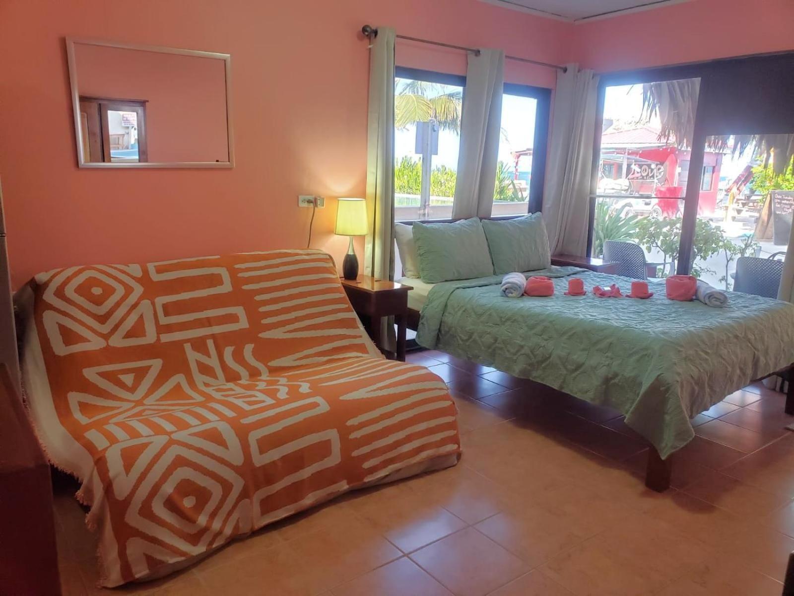 Beach Club Condos At Popeyes Caye Caulker Extérieur photo